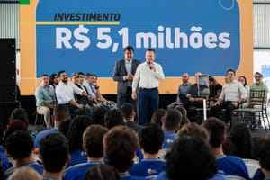 Governador anuncia licitação e 100% das escolas estaduais terão quadras poliesportivas
