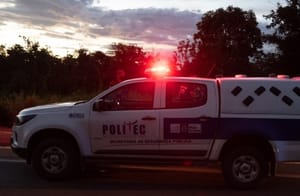 Motociclista perde controle durante curva de rodovia, cai e morre; esposa fica ferida