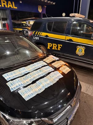 Casal em carro com registro criminal é flagrado pela PRF com R$ 20 mil em caixa de remédio