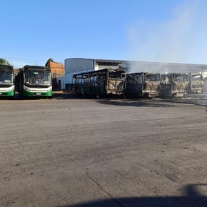 Prefeitura diz que população não será afetada após incêndio atingir ônibus em Cuiabá
