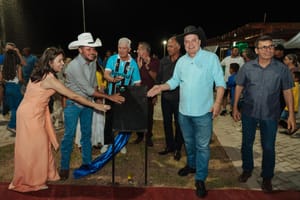 Deputado inaugura praça em Jauru com recursos de emendas parlamentares