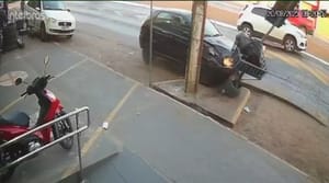 Vídeo flagra momento em que motorista bate carro e morre após sofrer mal súbito na capital
