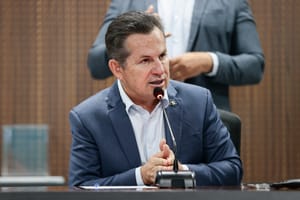Mauro Mendes rebate Carlos Bolsonaro: “Fala pela boca o que devia sair por outro lugar”