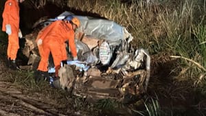 Casal morre em colisão frontal entre carro e carreta na BR-364, em Várzea Grande