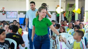 Prefeita e vice entregam novos uniformes para alunos da rede municipal de Várzea Grande