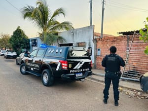 Operação cumpre mandados contra facção ligada ao tráfico e que monitora ações da polícia