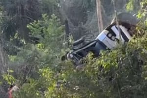 Micro-ônibus cai em ribanceira na Serra de São Vicente e deixa dois mortos e 34 feridos