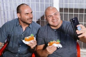 Nas redes sociais, Eduardo Bolsonaro manifesta apoio a Abílio após polêmica do 'todes'