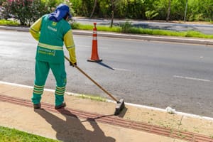 Prefeitura promove operação de limpeza na Av. Fernando Corrêa da Costa