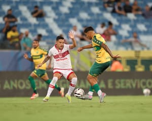 Cuiabá vence o CRB por 1 a 0 na Arena Pantanal e encosta no G-4 da Série B do Brasileirão; veja