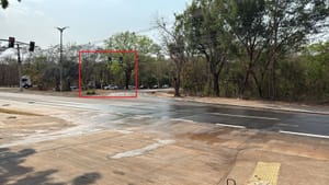 Prefeitura informa fim da “direita livre” e novo semáforo na entrada do bairro Morada do Ouro