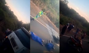 Moto pega fogo após batida com caminhão em rodovia e  dois jovens de 21 e 18 anos morrem