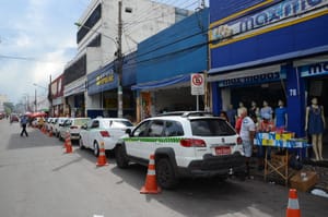 Comerciantes temem concorrência desleal e queda nas vendas com abertura de rua para camelôs
