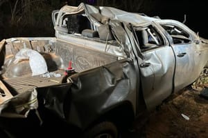 Caminhonete com uísque e cerveja capota em rodovia e deixa quatro feridos