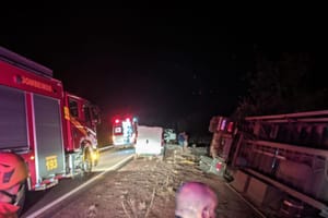 Motorista tem suspeita de fratura no quadril após carreta tombar na rodovia BR-070