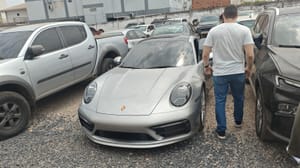 Empresário líder de esquema que lavou dinheiro do tráfico está foragido e PF apreende carrão