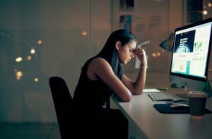 Justiça condena multinacional de alimentos após engenheira  desenvolver síndrome