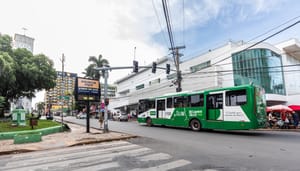 Ruas e avenidas interditadas, gratuidade em ônibus e mudança de rota para o desfile de domingo; confira