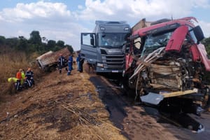Colisão entre quatro caminhões em rodovia deixa um motorista ferido
