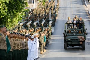 Mais de 8 mil pessoas celebram a Independência com desfile cívico-militar em Cuiabá; fotos