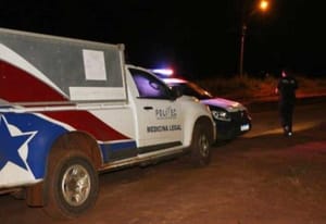 Homem é morto a tiros e outros dois ficam feridos por criminoso em motocicleta na madrugada