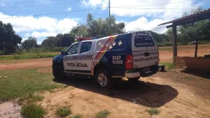Dupla em moto mata homem com tiro na cabeça dentro de bar e deixa outro ferido