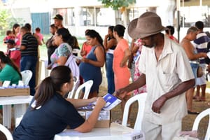 Mais de 1,3 mil pessoas são atendidas no 1º dia do mutirão de entrega de cartões na capital