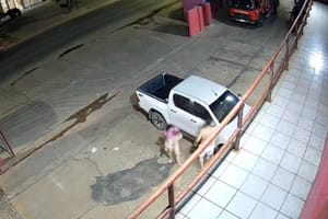 Criança de 1 ano sobrevive após ser encontrada pela mãe na piscina de residência