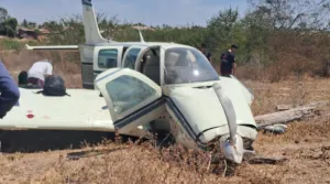 Avião cai durante pouso forçado após falha no motor e deixa três pessoas feridas em MT, vídeo