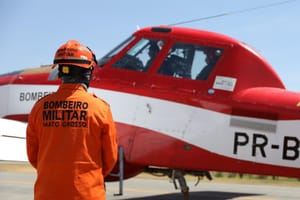 Corpo de Bombeiros combate incêndios na Serra do Roncador e Parque da Serra Azul