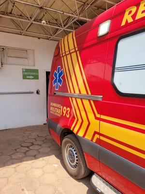 Corpo de Bombeiros socorre vítima de acidente envolvendo carreta e carro de passeio