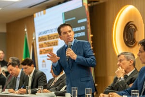 Conselheiro Sérgio Ricardo lança livro no TCE que consolida direito processual de contas