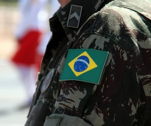 Família de oficial do Exército é feita refém em assalto e bandidos levam caminhonete e R$ 320 mil