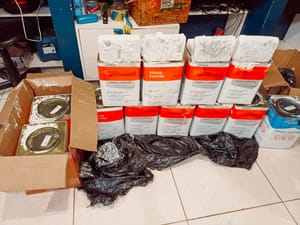 Dois são presos transportando 60 kg de drogas dentro de latas em ônibus coletivo