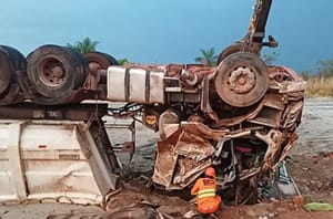 Motorista morre após caminhão carregado com adubo capotar na BR-364