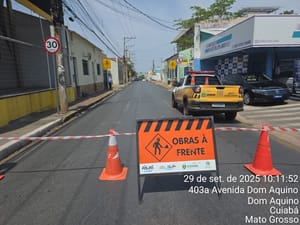 Vazamento em adutora deixa três bairros sem água e fecha avenida em Cuiabá