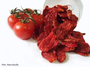 Tomate despenca 60% e abacaxi dispara 27%: semana tem forte oscilação de preços