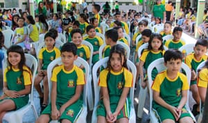 Várzea Grande entrega 100% dos kits de uniformes nas escolas da rede municipal