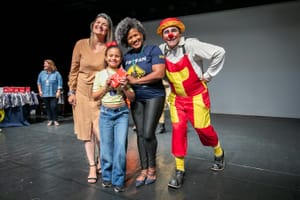 Aluna de Cuiabá vence prêmio de melhor atriz em festival estadual de teatro