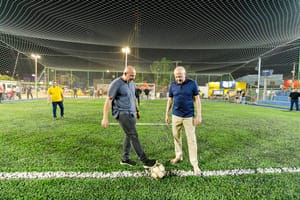 Abilio e Pivetta jogam futebol em inauguração de espaços esportivos no Pedra 90