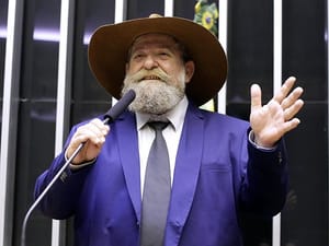 Após falta em votação polêmica, deputado Barbudo anuncia câncer