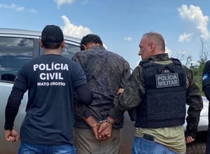 Homem acusado de matar ex-mulher e companheiro dela a facadas em bar é preso em Marcelândia