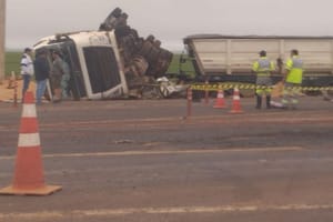 Acidente entre caminhões deixa um motorista morto e outro ferido na rodovia BR-163; veja vídeo