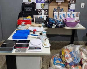 Casal é preso com drogas, cestas básicas de facção e animal silvestre abatido