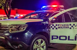 Homem colide carro de propósito em outro veículo e é morto pelo cunhado após perseguição