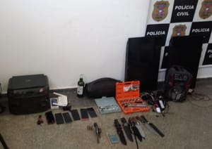 PC encontra arma, munições e objetos furtados em casa de faccionado que foi esquartejado