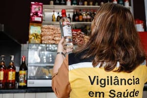 Vigilância Sanitária alerta sobre riscos de bebidas clandestinas e orienta população