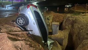 Mulher perde controle de carro e cai em vala de obra no Centro Político em Cuiabá