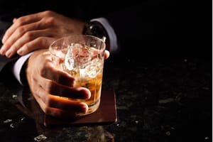 Ministério Público alerta bares e restaurantes sobre riscos de adulteração de bebidas em MT