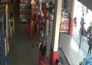Mulher de 62 anos é presa após esfaquear homem dentro de bar em MT; veja vídeo